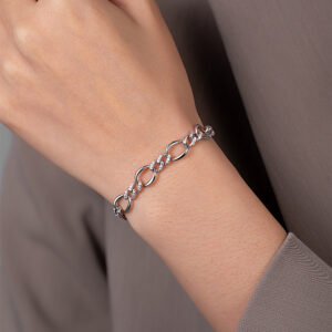 bracelet à maillons ovales avec des maillons sertis et d'autres sans