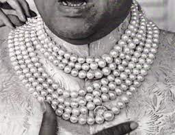 un mahraja indhu porte 7 colliers de perles de calibre important dépassant 14 mm. les perles sont blanches et appartiennent à la famille royale de baroda en Inde