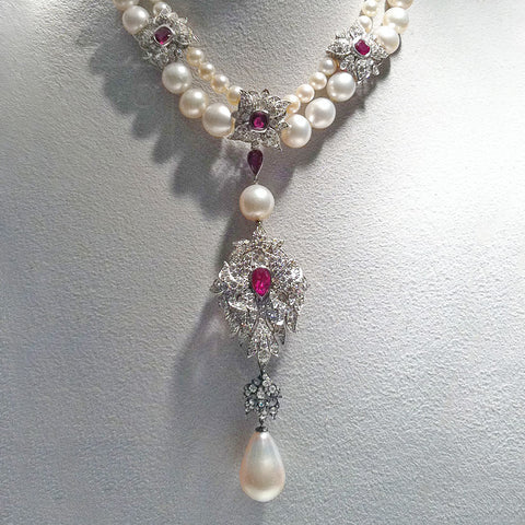 collier tout en perles avec au milieu un rubis de chaque côté et un pendentif en dessous avec la perle peregrina suspendue. une grosse perle en forme de poire